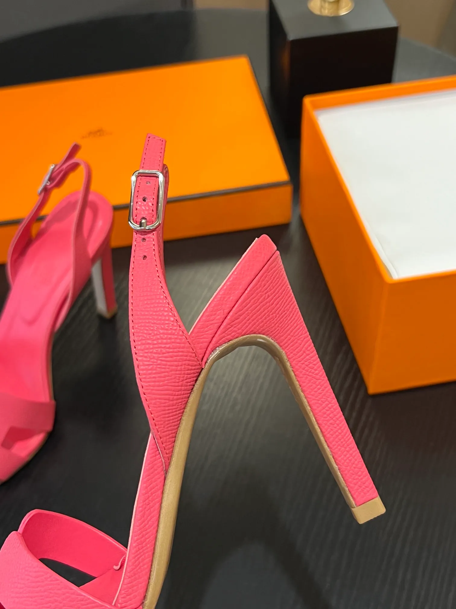 👟👟Ex-factory price 600👟👟Hermès 2023 high-heeled temperament sandals original customization! Counter synchronization! Hermès high heels have always been simple, fashionable and elegant! ! ! It can hold any style of wear, the height of 10.5cm is easy to control, and the feet feel comfortable and pressure-free! The classic and elegant style brings a sense of luxury to your feet! Highly recommended Material: Upper imported calfskin + mixed sheepskin lining Outsole: Italian genuine leather sole Size: 34-42 (34.41.42 customization is non-returnable and non-exchangeable)